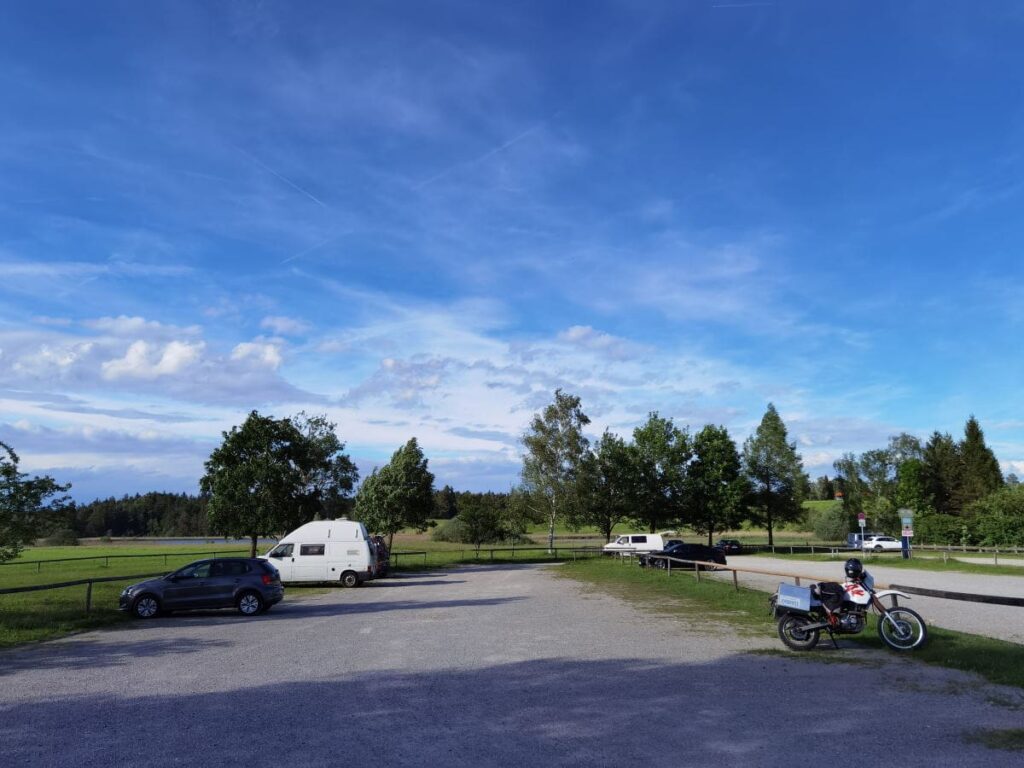 Der zentrale Osterseen Parkplatz in Iffeldorf