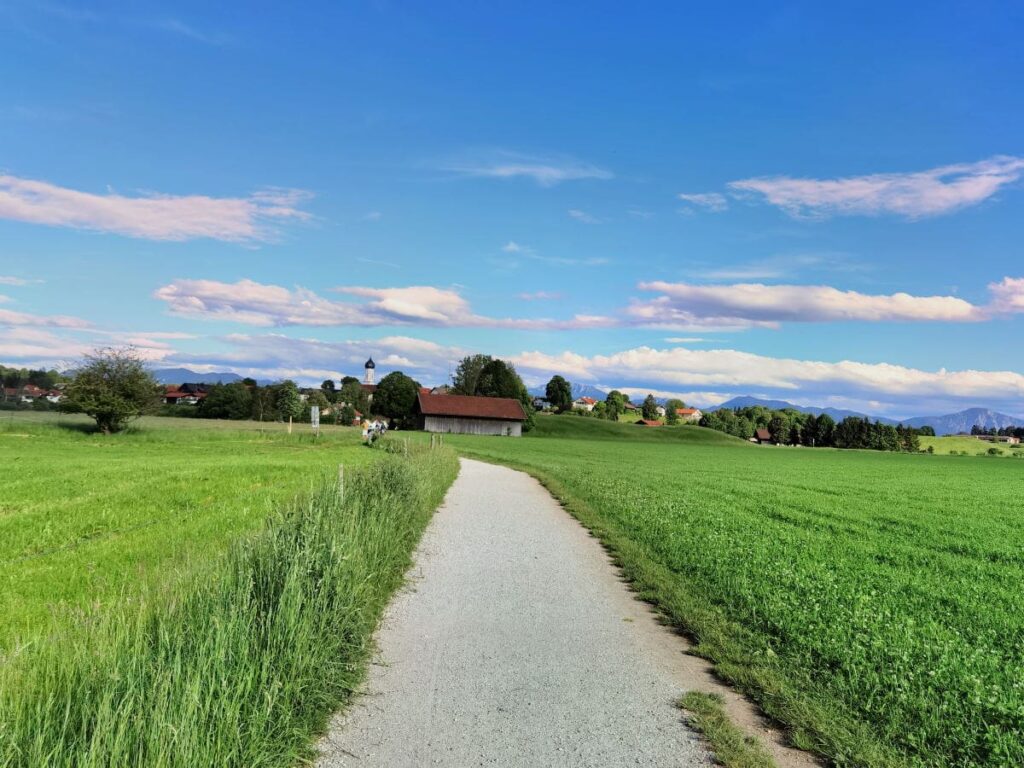 Osterseen Rundweg mit Start in Iffeldorf - nahe der "Bilderbuch"-schönen Kirche