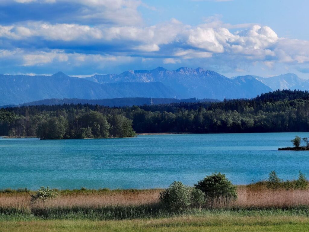 Bester Panoramablick am Osterseen Rundweg - über den Großen Ostersee und auf die Berge