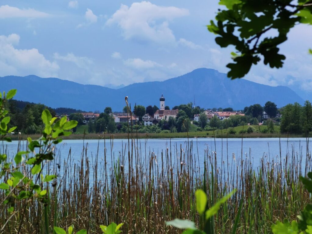 Osterseen Wanderung - mit Blick auf den romantischen Ort Iffeldorf