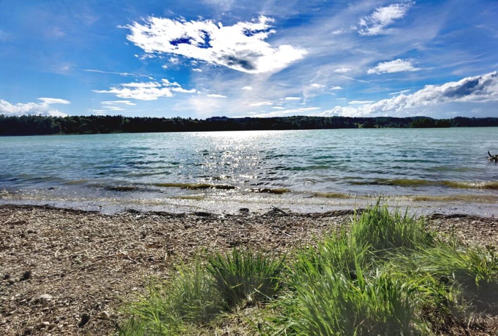 Traumhaft an den Osterseen wandern - hier der Große Ostersee