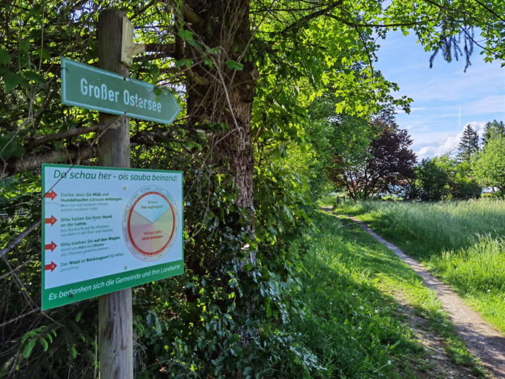 Ein großes Netz an Wanderwegen führt um die Osterseen nahe München